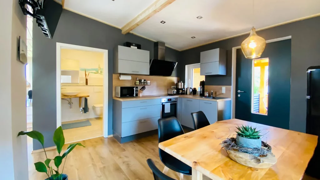 Blick in eine moderne Wohnküche einer Ferienwohnung.